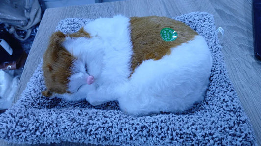 دمية قطة نائمة بفرو ناعم – قطعة ديكور لطيفة وهدية مثالية